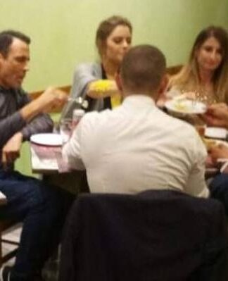 H Μαρία Μενούνος πήγε για σουβλάκια στην Καλαμάτα μετά το γάμο της