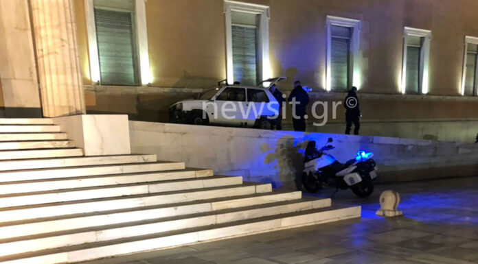 Βουλή: Η φωτογραφία της… ντροπής. Το Fiat Panda στο περιστύλιο