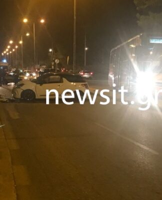 Σύγκρουση οχημάτων στη Λεωφόρο Πόρτο Ράφτη – Οδηγός λεωφορείου βγήκε στο αντίθετο ρεύμα για να τα αποφύγει και βρήκε στο κράσπεδο.