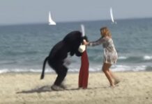 Ο Ρεμί Γκαγιάρ ξαναχτύπησε – Ντύθηκε ταύρος και έκανε ντου σε λουόμενους σε παραλίες