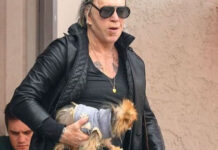 Κι όμως ο Mickey Rourke ταΐζει τον σκύλο του με… πιρούνι!