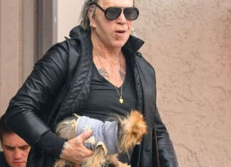 Κι όμως ο Mickey Rourke ταΐζει τον σκύλο του με… πιρούνι!