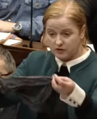 Ιρλανδία: Βουλευτής ύψωσε το στρινκ της μέσα στο Κοινοβούλιο για τα δικαιώματα των γυναικών