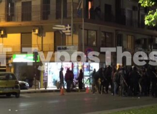 Θεσσαλονίκη: Η στιγμή που αντιεξουσιαστές κατεβάζουν και σκίζουν την ελληνική σημαία – video