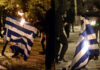 Κουκουλοφόροι έκαψαν δυο ελληνικές σημαίες χτες το βράδυ στα Εξάρχεια