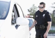 Γιατί οι αστυνομικοί αγγίζουν το πίσω μέρος των αυτοκινήτων όταν κάνουν τυπικούς ελέγχους σε οδηγούς;