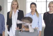 Έδεσαν τα μάτια ενός μικρού αγοριού και όταν του είπαν να βρει τη μαμά του μας συγκίνησε