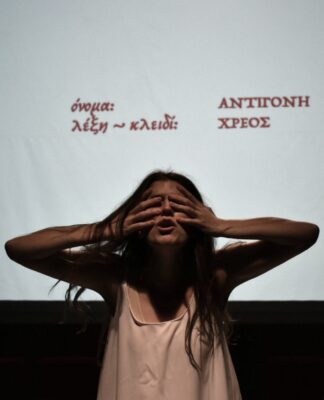 Ο Κώστας Γάκης παίζει και σκηνοθετεί την παράσταση “Από την Αντιγόνη στη Μήδεια” στο Θέατρο ΑΛΦΑ.ΙΔΕΑ