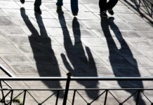 Public Issue: “Στραβά αρμενίζουμε” λένε 3 στους 4 Έλληνες.