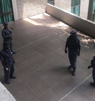 Aστυνομία και στρατός μπήκαν σε κοινοβούλιο και χτύπησαν υπουργούς και βουλευτές