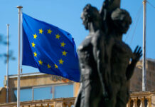 Politico: Σήμερα η Αθήνα θα πάρει δώρο από την Κομισιόν