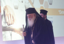 Επιμένει ο Ιερώνυμος. “Εγώ θα μιλήσω τελευταίος.”