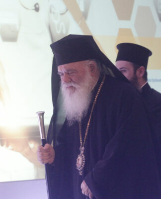 Επιμένει ο Ιερώνυμος. “Εγώ θα μιλήσω τελευταίος.”