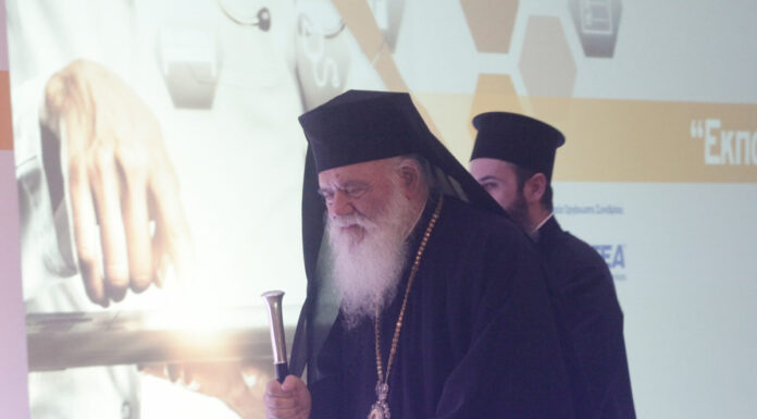 Επιμένει ο Ιερώνυμος. “Εγώ θα μιλήσω τελευταίος.”