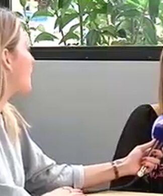 Η Ελένη Καρουσάκη γυρνά το χρόνο πίσω: «Πέφτοντας στη θάλασσα πίστευα πως δεν θα ζήσουμε»