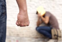 Σκότωσαν το παιδί τους στο ξύλο επειδή δεν διάβαζε.