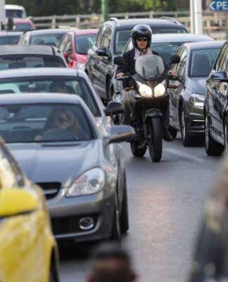 Δίπλωμα οδήγησης στα… 17. Αλλάζουν όλα για τους νέους οδηγούς.