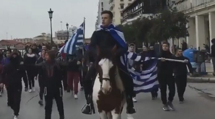 Θεσσαλονίκη: Ο μαθητής πάνω σε άλογο και η πορεία για τη Μακεδονία – Υβριστικά συνθήματα για τους πολιτικούς – video