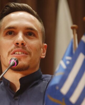 Πετρούνιας: «Η ελληνική σημαία δεν είναι πανί»