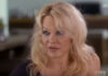 Pamela Anderson: «Εμένα η μαμά μου μού έμαθε να μην πηγαίνω σε ξενοδοχεία με αγνώστους»