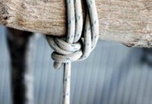 Φοιτητής κρεμάστηκε από τη σκάλα του σπιτιού του επειδή πήρε κακούς βαθμούς.