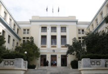 Επίθεση κουκουλοφόρων σε περιπολικό έξω από την ΑΣΟΕΕ