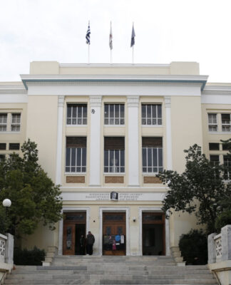 Επίθεση κουκουλοφόρων σε περιπολικό έξω από την ΑΣΟΕΕ