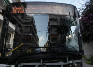 Θεσσαλονίκη: Λεωφορείο έπεσε πάνω σε παρκαρισμένα αυτοκίνητα – Κατέρρευσε στο τιμόνι ο οδηγός του.