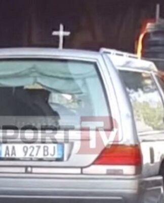 Η νεκροφόρα με την σορό του Κωνσταντίνου Κατσίφα: Ντυμένος καταδρομέας
