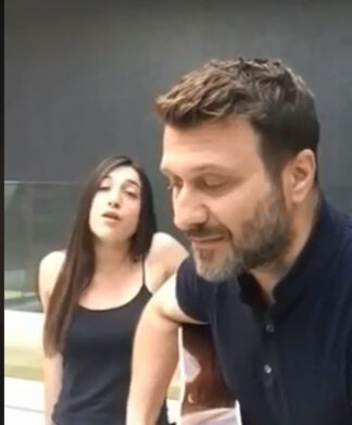 Ο Γιάννης Πλούταρχος και η κόρη του τραγουδάνε μαζί και εντυπωσιάζουν!