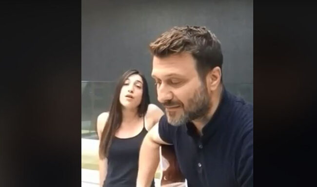 Ο Γιάννης Πλούταρχος και η κόρη του τραγουδάνε μαζί και εντυπωσιάζουν!