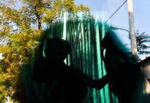 Reuters: Στην Ελλάδα προσφυγόπουλα πουλάνε το κορμί τους για σεξ για να επιβιώσουν.