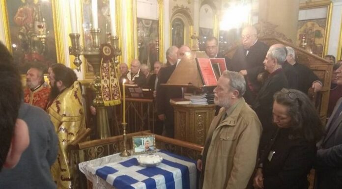 Θεσσαλονίκη: Μνημόσυνο για τον Κωνσταντίνο Κατσίφα – Η στιγμή που ο εθνικός μας ύμνος αντηχεί στην εκκλησία – video