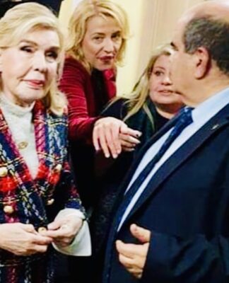 Η Ρένα Δούρου δίνει «μάχη» για να κάτσει δίπλα στη Μαριάννα Βαρδινογιάννη
