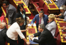 Μπακογιάννη: Κότα τρίλειρη και μακροπουπουλάτη ο Καμμένος
