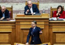 "Σκοτώθηκαν" Μητσοτάκης – Βούτσης στην Βουλή. Βαριές κουβέντες και νεύρα – video
