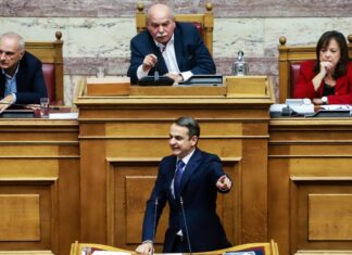 "Σκοτώθηκαν" Μητσοτάκης – Βούτσης στην Βουλή. Βαριές κουβέντες και νεύρα – video