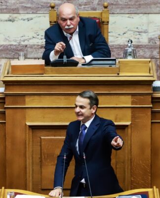 "Σκοτώθηκαν" Μητσοτάκης – Βούτσης στην Βουλή. Βαριές κουβέντες και νεύρα – video