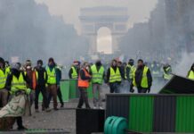 Tι είναι τα «Κίτρινα Γιλέκα» που έφεραν την επαναστάτη στη Γαλλία μέσω facebook
