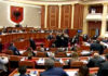 Πέταξαν αυγά στον Έντι Ράμα μέσα στη Βουλή. – video