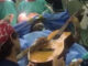 Αδιανόητο. Παίζει κιθάρα την… ώρα που του αφαιρούν όγκο από τον εγκέφαλο. – video