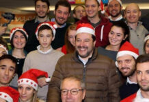 O Ματέο Σαλβίνι ανέβασε εικόνα με τον Σταυρό και ευχήθηκε «καλά Χριστούγεννα»