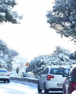 Έκλεισε για τη νύχτα η λεωφόρος Πάρνηθας λόγω χιονόπτωσης