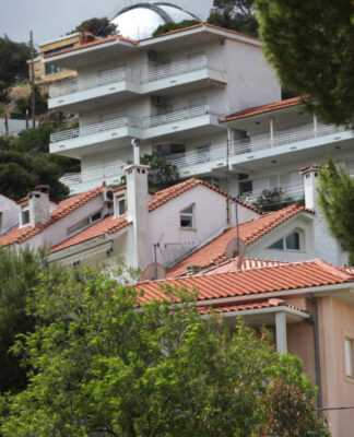 Airbnb: Τα πάνω κάτω από δικαστική απόφαση – Απαγόρευση ενοικίασης και αποζημίωση στους γείτονες.