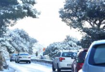 Έκλεισε για τη νύχτα η λεωφόρος Πάρνηθας λόγω χιονόπτωσης