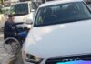 «Ντροπή»: Ανήλικος σε αναπηρικό αμαξίδιο περίμενε επί 45 λεπτά σε μπλοκαρισμένη διάβαση (pics)