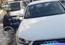 «Ντροπή»: Ανήλικος σε αναπηρικό αμαξίδιο περίμενε επί 45 λεπτά σε μπλοκαρισμένη διάβαση (pics)