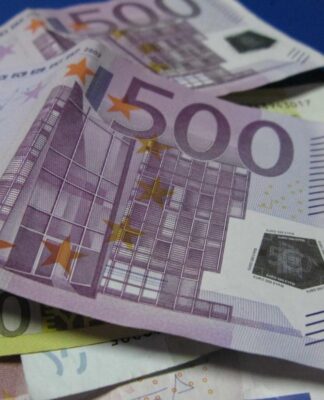 Λεφτά υπάρχουν αλλά εκτός… τραπεζών. 32 δισ. ευρώ κρυμμένα σε σεντούκια και στρώματα.