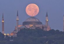 Η φωτογραφία που Μάγεψε τον Κόσμο.Η Αγιά Σοφιά με την Πανσέληνο.