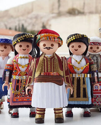 Βγήκαν τα playmobil με παραδοσιακές ελληνικές φορεσιές και είναι το καλύτερο δώρο